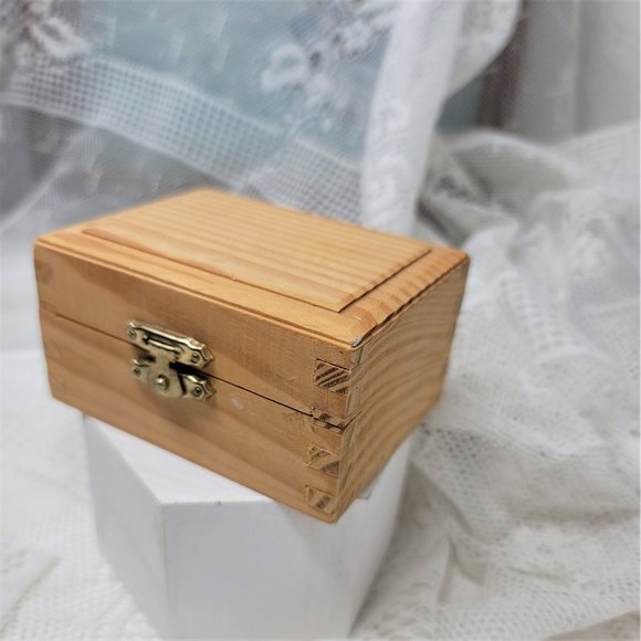 Sweet Vintage Wood Box Tongue & Groove - Picture 3 of 8